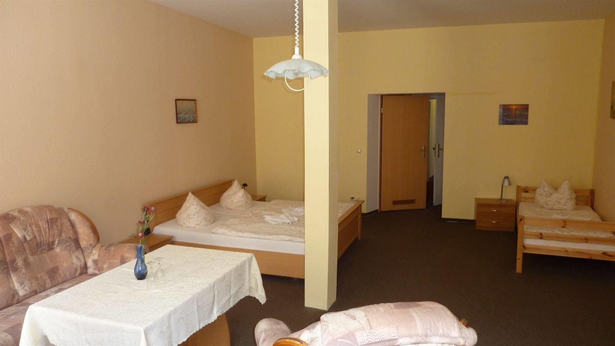 Altstadt Pension Hafenblick 施特拉尔松德 外观 照片